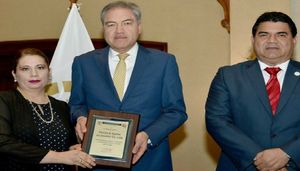 “Al mérito empresarial y contribución al gremio contable del Ecuador” 