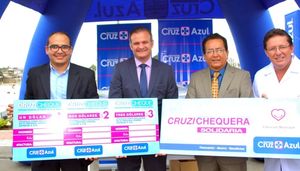 Farmacias Cruz Azul entregó chequeras solidarias al Patronato Municipal