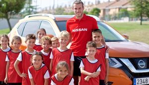Gareth Bale, celebró el anuncio sorprendiendo a un grupo de niños en Madrid