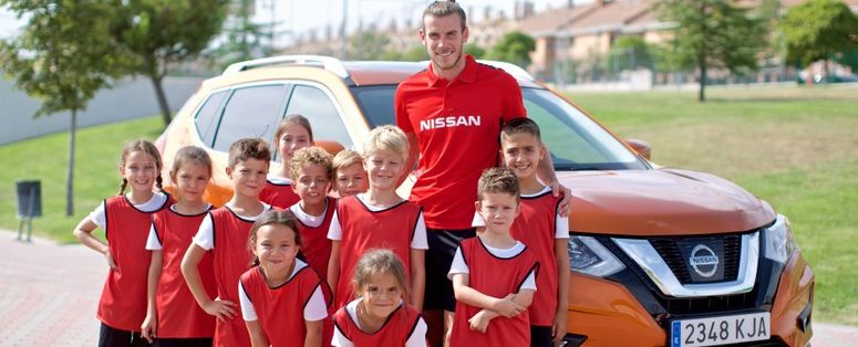 Gareth Bale, celebró el anuncio sorprendiendo a un grupo de niños en Madrid