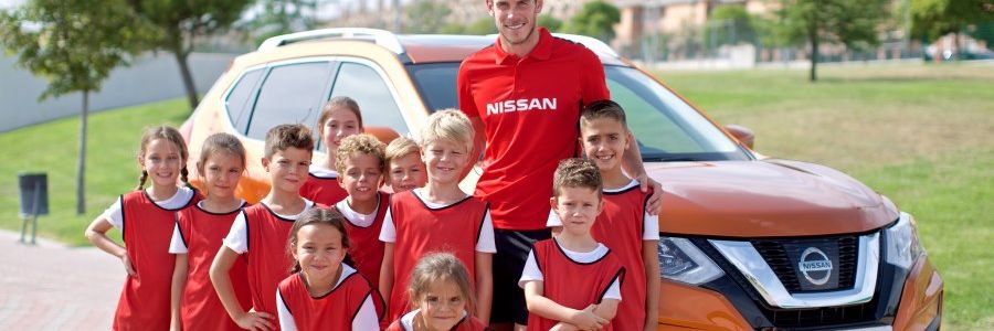 Gareth Bale, celebró el anuncio sorprendiendo a un grupo de niños en Madrid