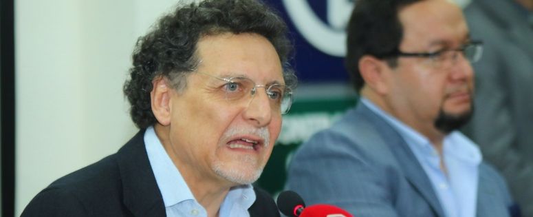Pablo Celi, entregó a la Asamblea Nacional alrededor de 40 cajas con información sobre las auditorías