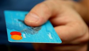 El 11% de la población usa tarjetas de crédito y de débito