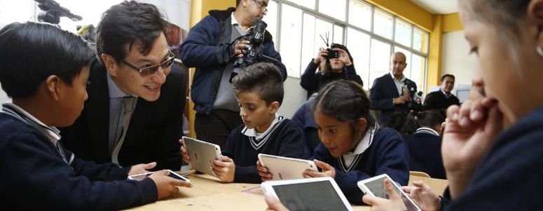 Equipamiento tecnológico a las escuelas fiscales