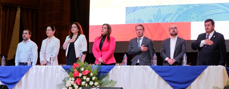 Alejandra Vicuña, y la ministra de Electricidad y Energía Renovable, Elsy Parodi, anunciaron ayer los detalles del programa denominado Nueva Tarifa Eléctrica 2018