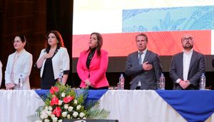 Alejandra Vicuña, y la ministra de Electricidad y Energía Renovable, Elsy Parodi, anunciaron ayer los detalles del programa denominado Nueva Tarifa Eléctrica 2018