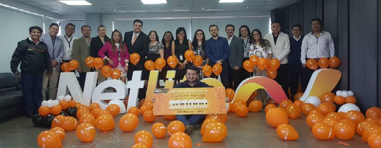 NETLIFE premió a Francisco Ramírez por ser “su cliente número 200.000”