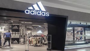 Adidas perfomance abrió tienda en el Condado Shopping