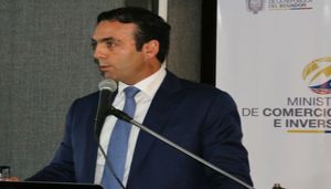  El ministro de Comercio Exterior, Pablo Campana, prevé presentar  al Ejecutivo un proyecto de ley con incentivos para atraer inversión extranjera